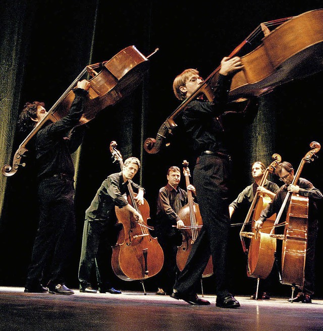 Die Musiker stellen mit ihren Instrumenten Sonderbares an.   | Foto: Bengt Vanselius