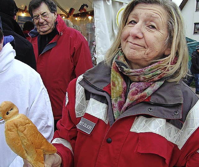 Roswitha Heitzler mit einem Weckmann, den das Jugendrotkreuz verkaufte.  | Foto: Karin Wortelkamp