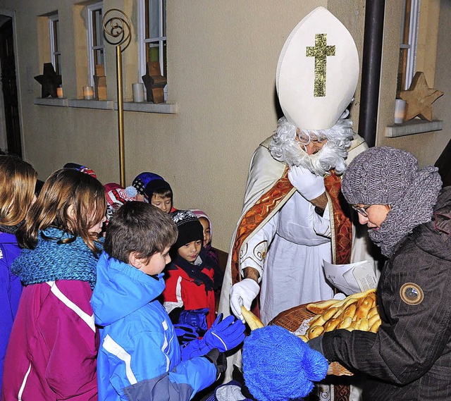 St. Nikolaus verteilt beim  Kindergart...kmnner an die Kinder aus Drlinbach.   | Foto: Axel Fleig