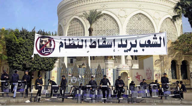 Sicherheitskrfte stehen in Kairo unte... Volk will das Regime absetzen.&#8220;  | Foto: dpa