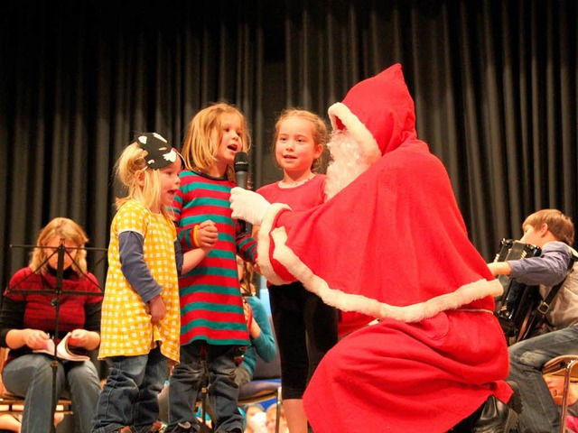 Mutig sangen die Kinder Lieder und sagten dem Nikolaus Gedichte auf.  | Foto: Monika Weber