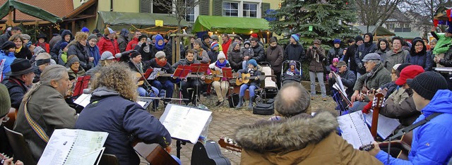 Musiker der Musikschule John Amann unt... auf dem  St. Martinsplatz in Sasbach.  | Foto: Vitt