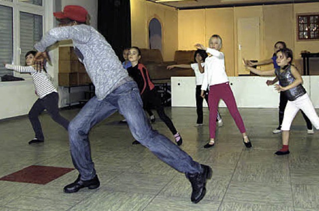 Adjei Sowah, Tnzer im Nationalballett...dem Hip Hop-Meister einstudiert haben.  | Foto: Ruth Seitz