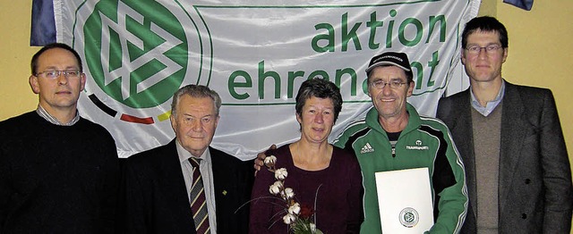 Auszeichnung frs Engagement im Ehrena...hepaar Buttenmller und Jochen Paleit   | Foto: Verein
