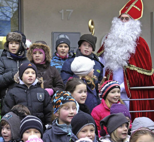 Keine Berhrungsngste vor Barttrgern...r Kinder scharen sich um den Nikolaus.  | Foto: Otmar Faller