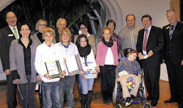 berreichen die Spenden der Sparkasse:...Bereichsdirektor Markt Lahr (rechts).   | Foto: BZ