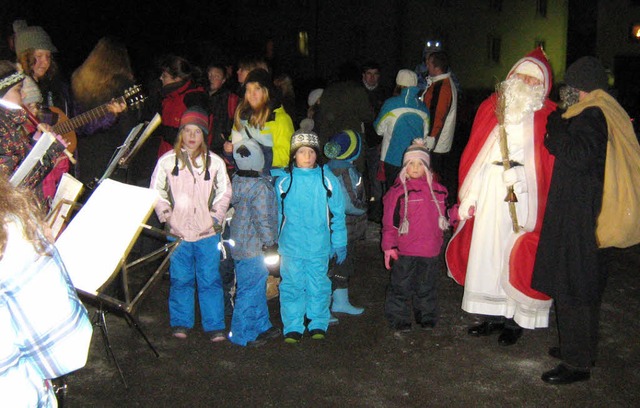 Die Fltengruppe und der Nikolaus bere...es Dorfleben fr Jung und alt&#8220;.   | Foto: Nadja Korhummel