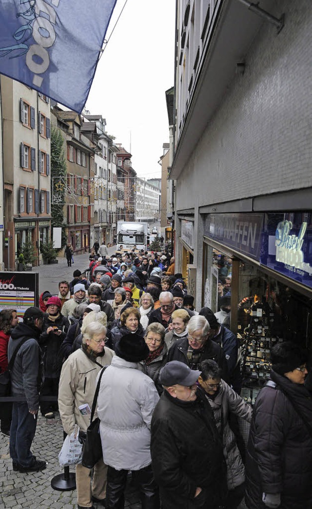 Hunderte standen vor dem Shop in der  Schneidergasse fr Tickets zum Tattoo an.   | Foto: Patrick Straub