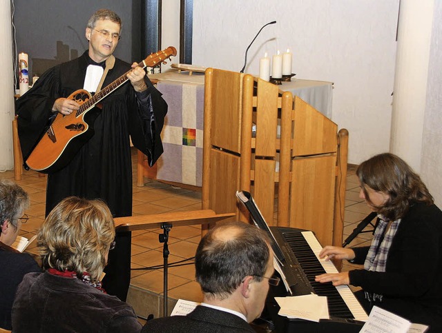 Pfarrer Fritz Breisacher beim Gottesdi...die Organistin Heike Binder zu sehen.   | Foto: Silvia Faller