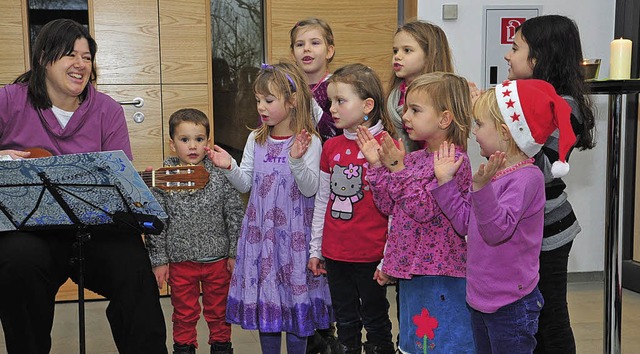 Der Kinderchor unterhielt die Senioren.   | Foto: Hans Meidhof