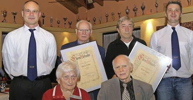 Vorsitzender Sascha Senger (stehend li...tehend von links) sowie Edith Mehlin.   | Foto: Mller