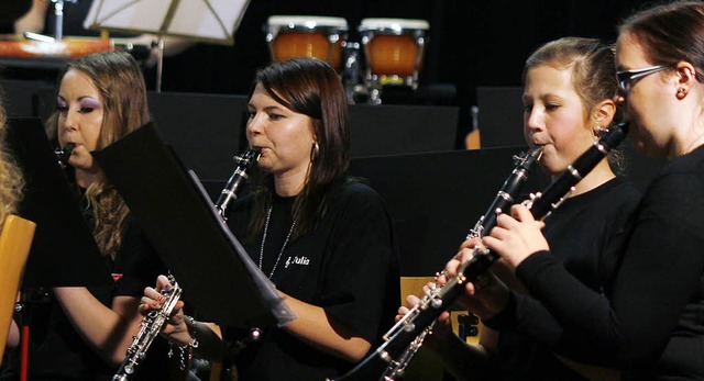 Junge Klarinettistinnen des Musikvereins Krzell beim Jahreskonzert.   | Foto: Heidi Fssel