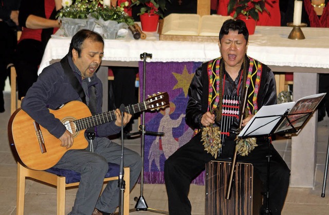 Feliz Navidad: Tito Ronseros und Nesto...amerikas in die Margarethenkirche mit.  | Foto: Heiner Fabry