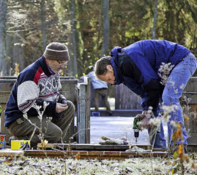 Schon vor dem Wintereinbruch waren die...mtlichen fleiig am Eisstadion ttig.   | Foto: Jrgen Brandel