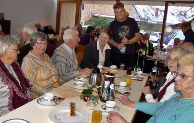 Pfarrerin Elke Schott (am Tischende, l...nterhaltsame Gastgeberin der Senioren   | Foto: Pia Grttinger