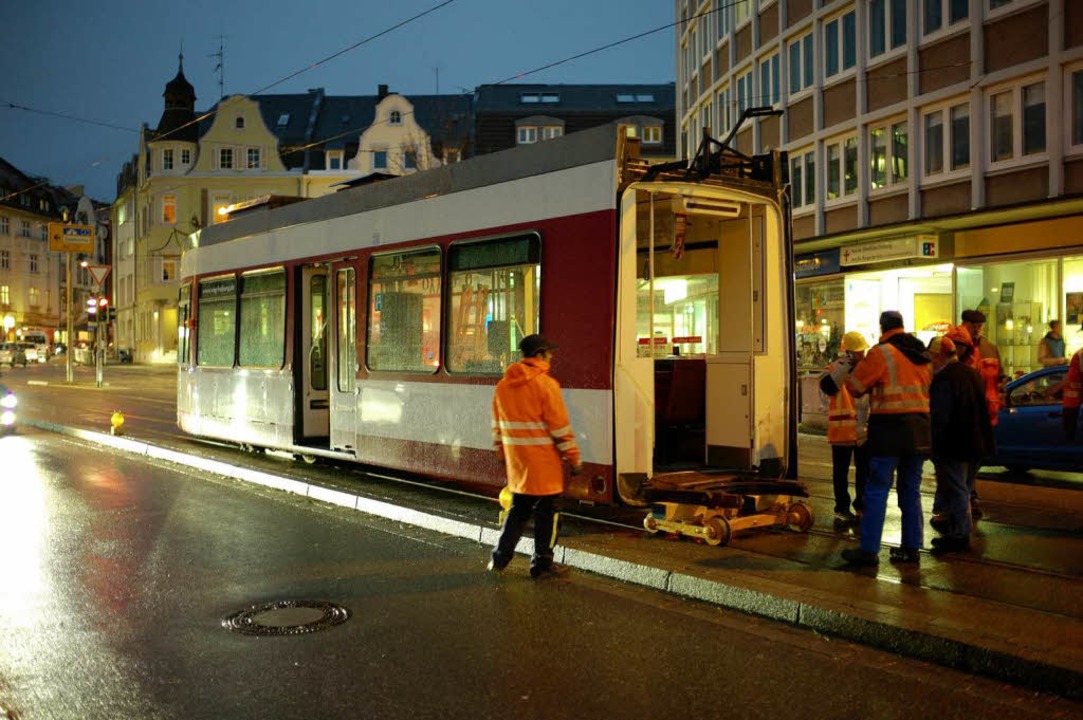 So etwas gab&#8217;s noch nie: Eine St...musste Montagabend durchtrennt werden.  | Foto: Peter Sliwka