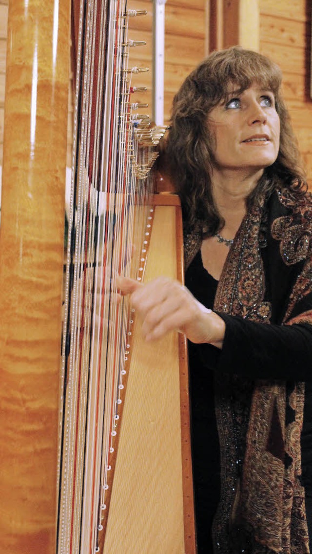 Harfenistin Uschi Laar und ihr Instrument bildeten eine Einheit.  | Foto: Cornelia Liebwein