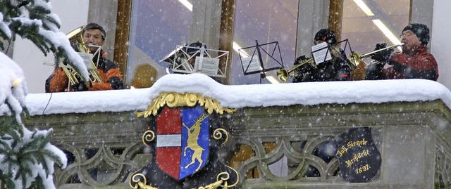 Die Turmblser sorgten trotz Schneefal...  fr weihnachtliche Klnge von oben.   | Foto: Verena Wehrle