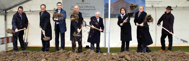 Spatenstich frs Seminargebude (v. l....sterium) und Nico Wacker (Wackerbau) .  | Foto: hsl