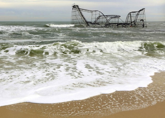 Das ungeplante neue Wahrzeichen von Se...11; die Reste der Achterbahn im Meer.   | Foto: AFP