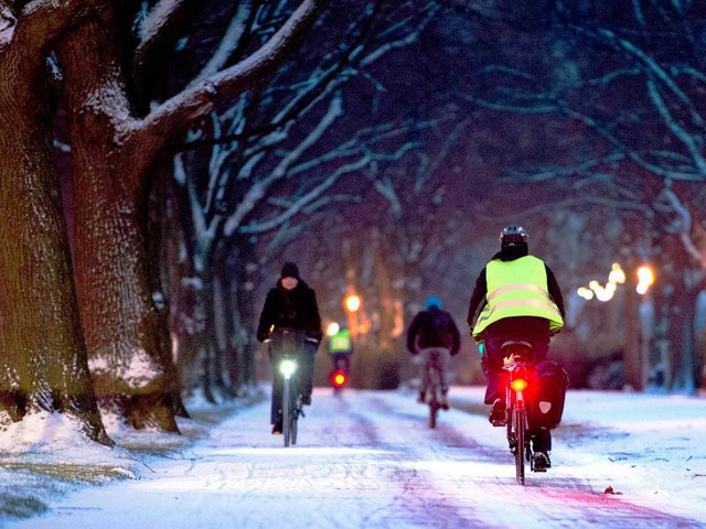 berzeugte Winter-Radfahrer trotzen dem Schnee.  | Foto: dpa