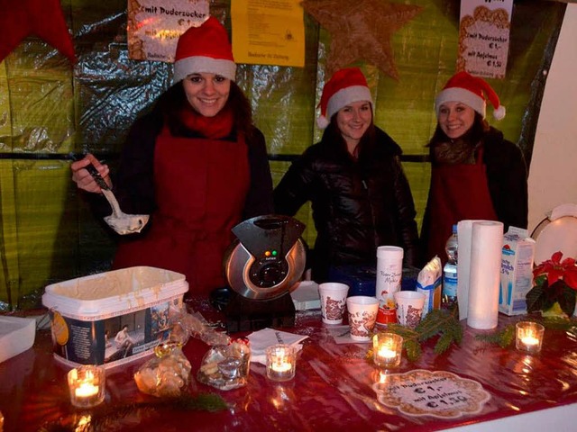 Luisa, Nicole und Jana fleiig am Waffeln backen.  | Foto: Sylvia-Karina Jahn