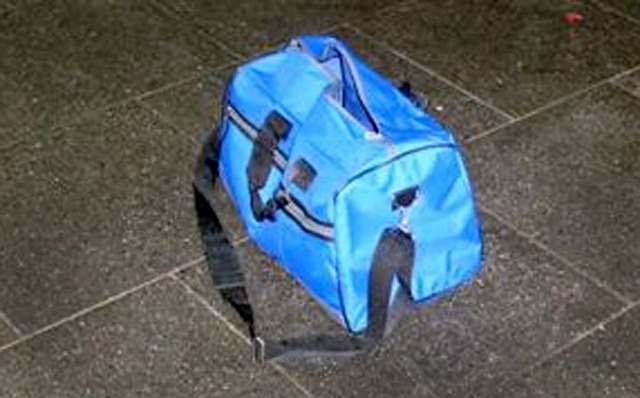 Diese verdchtige Tasche hat einen Groeinsatz der Polizei in Bonn ausgelst.  | Foto: dpa