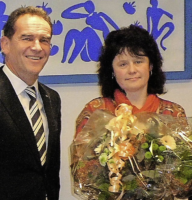 Vorstandssprecher der Volksbank Karl-H...reher mit  Gewinnerin Elisabeth Beck.   | Foto: ZVg