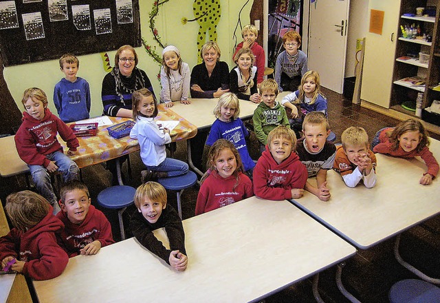 Der Frderverein der Johann-Peter-Hebe...Schule zwei  Tisch-Sitzkombinationen.   | Foto: Privat