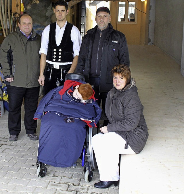 Bei der bergabe der  Rollstuhl-Auffah...ybille Friedmann und Lukas Friedmann.   | Foto: Adelbert Mutz