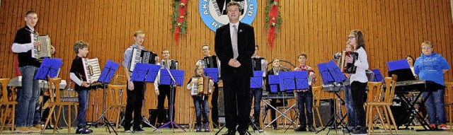 Das Schlerorchester des Akkordeon-Clubs Reute mit Dirigent Florian Siegel.  | Foto: Pia Grttinger