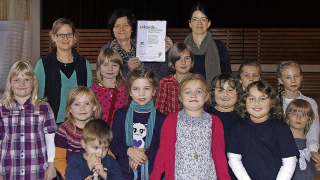 Die  Musikpatenschaft zwischen der Tra...Andrea Schwrer und die Fltenkinder.   | Foto: Heidi Fssel