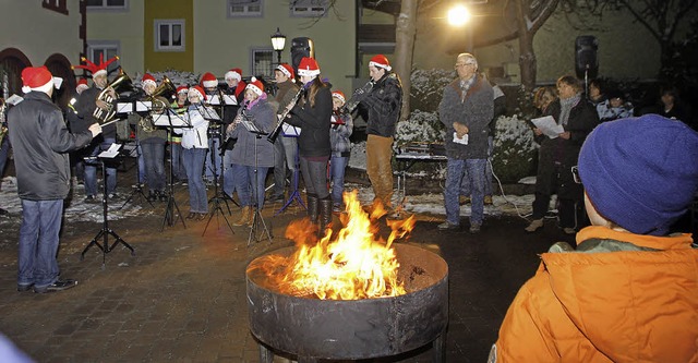 Rund um das Feuer versammeln sich die Kippenheimer jeden Freitag im Advent.   | Foto: Heidi Fssel