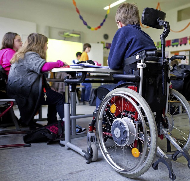 Ein Junge im Rollstuhl sitzt im Unterr..., an ganz normalen Schulen zu lernen.   | Foto: dpa