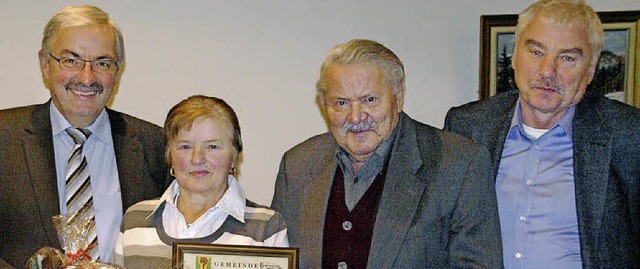 Brgermeister Helmut Kaiser ehrte Hert...50 Jahre Putzdienst im Ibacher Rathaus  | Foto: Karin Stckl-Steinebrunner