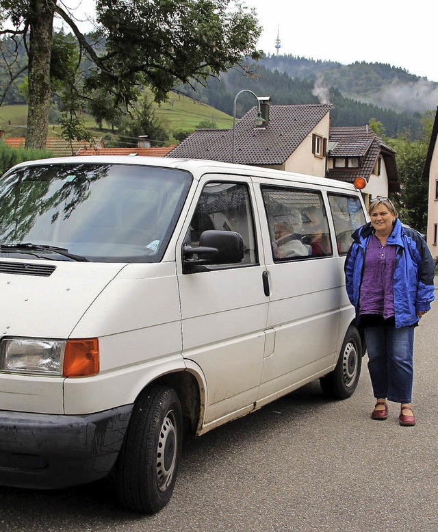 Der alte Gemeindebus mit Fahrerin Gabriele Renk  | Foto: R.-D. KaNmacher