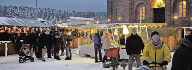 Der Adventsmarkt in St. Peter litt unt...pten Nachmittag legte sich der Wind.   | Foto: F. Lffler