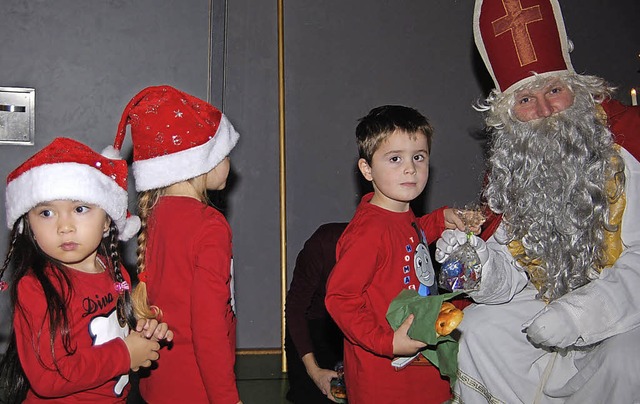 Auch fr die  kleinen  Sportler des   ...ns hatte der Nikolaus Geschenke dabei.  | Foto: hans-jochen voigt