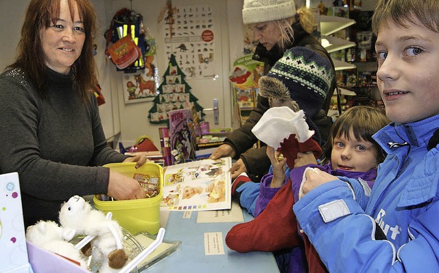 Innenstadtaktion: Lea und Jannis lasse...tiefel im  Spielwarenhandel befllen.   | Foto: Hanna Vlkle