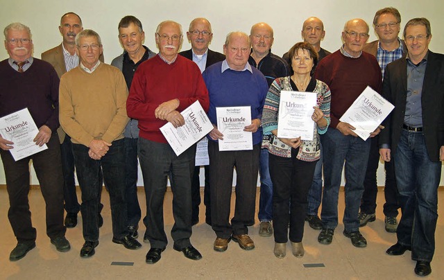 Mehrere langjhrige Mitglieder wurden ...Buchmller (Zweiter von links) geehrt.  | Foto: thomas rhenisch
