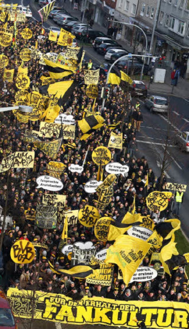 Dortmund-Fans  demonstrierten am verga...skonzept der Deutschen Fuball-Liga.    | Foto: dpa