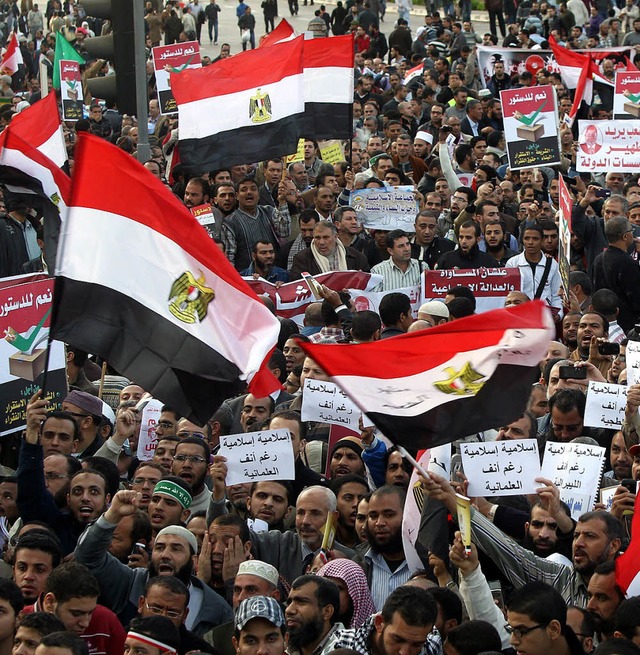 Mursi-Untersttzer schwenken die Nationalflagge.  | Foto: dpa