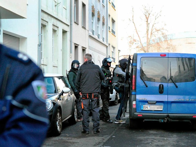 Die Polizei durchsucht am Dienstag eine Wohnung in  Bonn.   | Foto: dpa