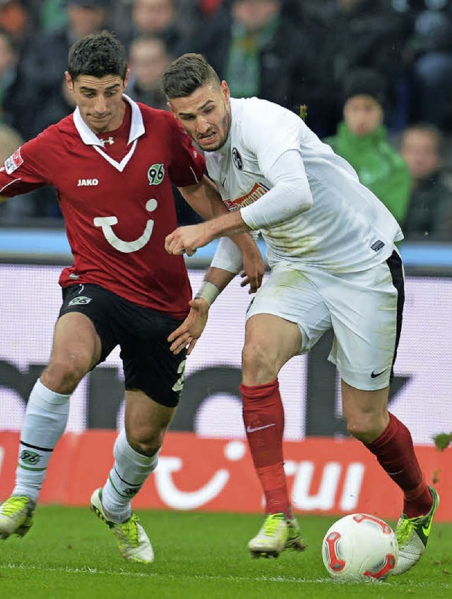 Caligiuri (r.) im Einsatz gegen  Lars Stindl von Hannover 96.  | Foto: dpa/privat