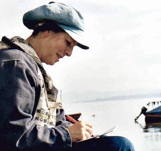 Christa Ludwig beim Schreiben, im Hintergrund der See.   | Foto: privat