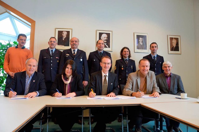 Die Brgermeister Ahlers, Schnberger,...endeckung ihrer Feuerwehrkommandanten.  | Foto: Alexander Huber