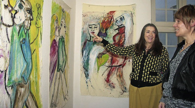 Die Malerin Birgit Maniscalo (links) g...urer bei der Ausstellung in Mahlberg.   | Foto: Sandra Decoux-Kone