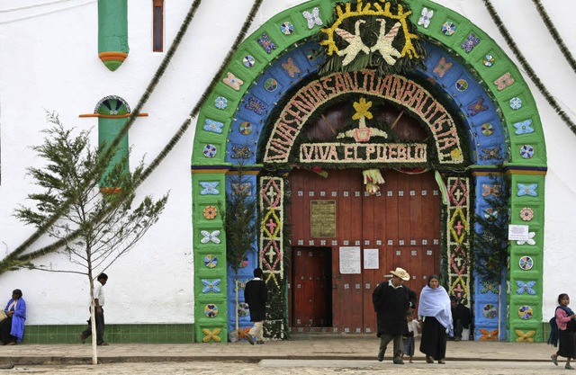 Die Kirche San Juan Bautista in Chamul...apas sind tief verwurzelt im Glauben.   | Foto: dpa