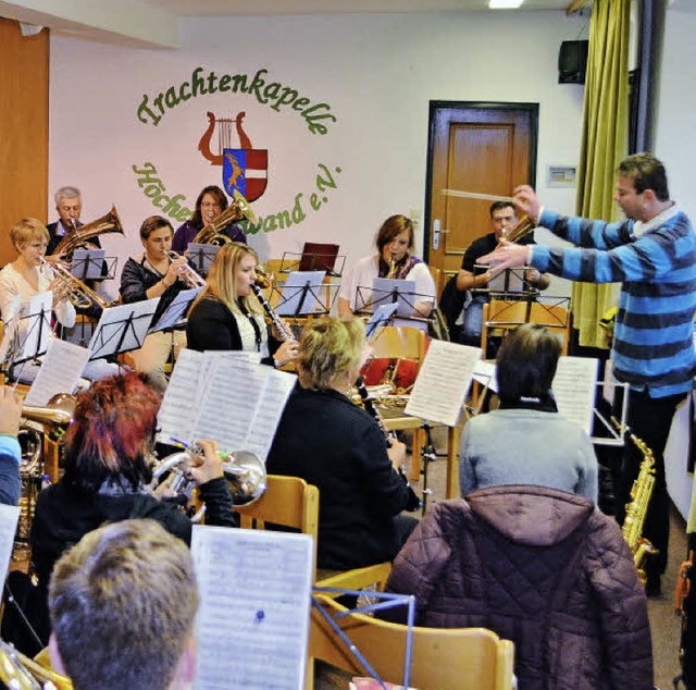 Die Musikerinnen und Musiker der Trach...n Zumkeller im Proberaum des Vereins.   | Foto: Pichler