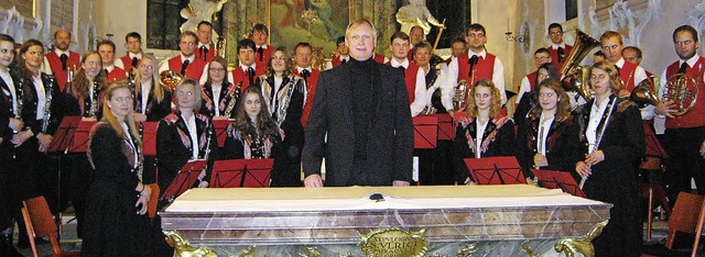 Gelungene Premiere: der neue  Dirigent...em Adventskonzert in der Pfarrkirche.   | Foto: Anne Freyer